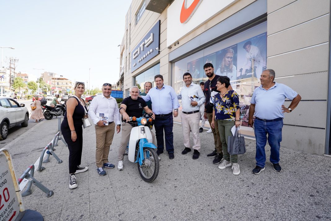 Αγκάλιασαν τον Μ. Καραμαλάκη στη Λεωφόρο 62 Μαρτύρων