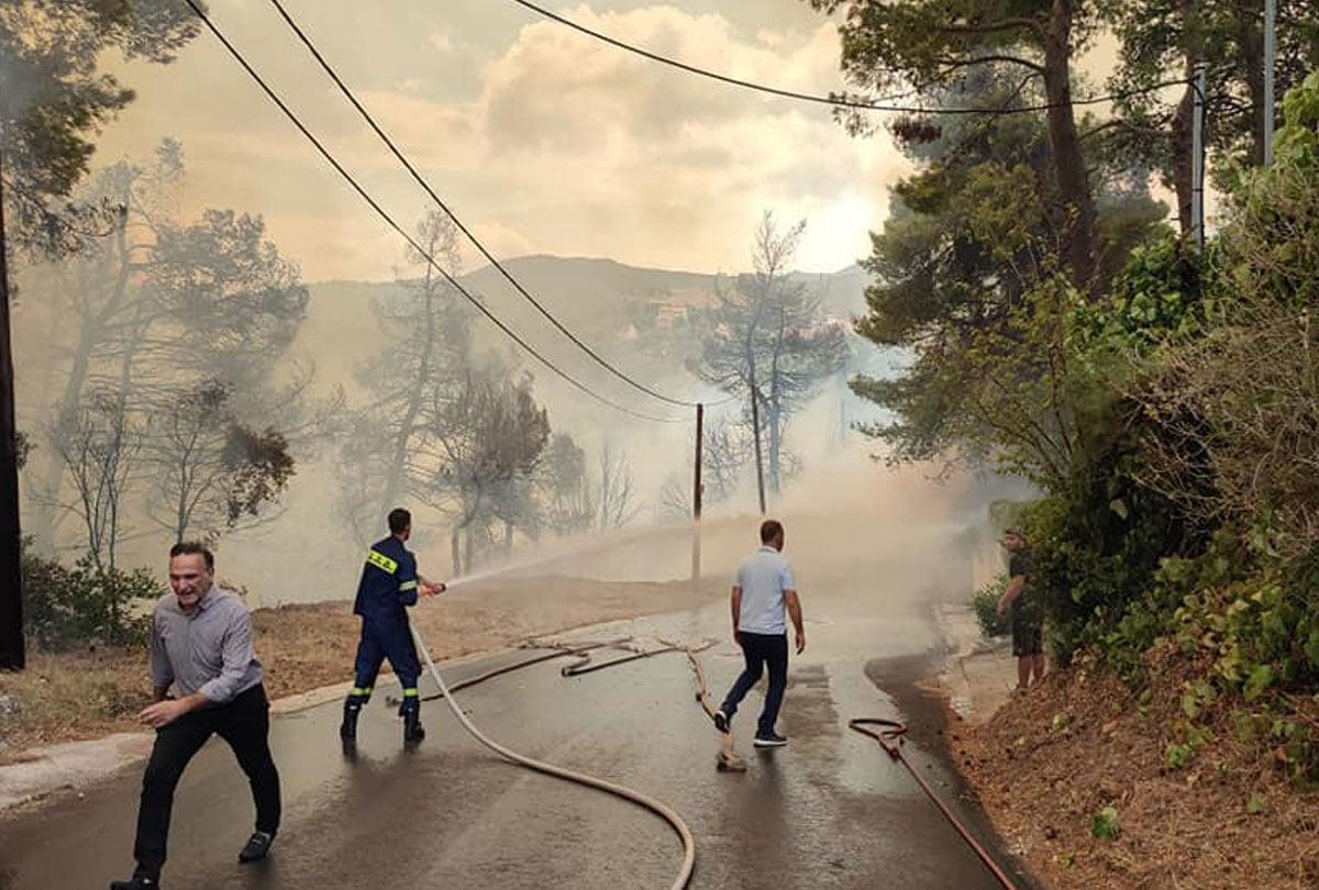 Έφτασε στα σπίτια η φωτιά στη Σταμάτα: Μάχη από εναέριες και επίγειες δυνάμεις