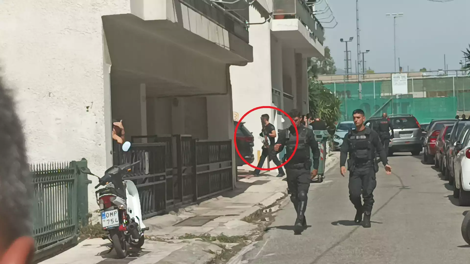 Συνελήφθη ο ηλικιωμένος που είχε ταμπουρωθεί και απειλούσε να ανοίξει πυρ