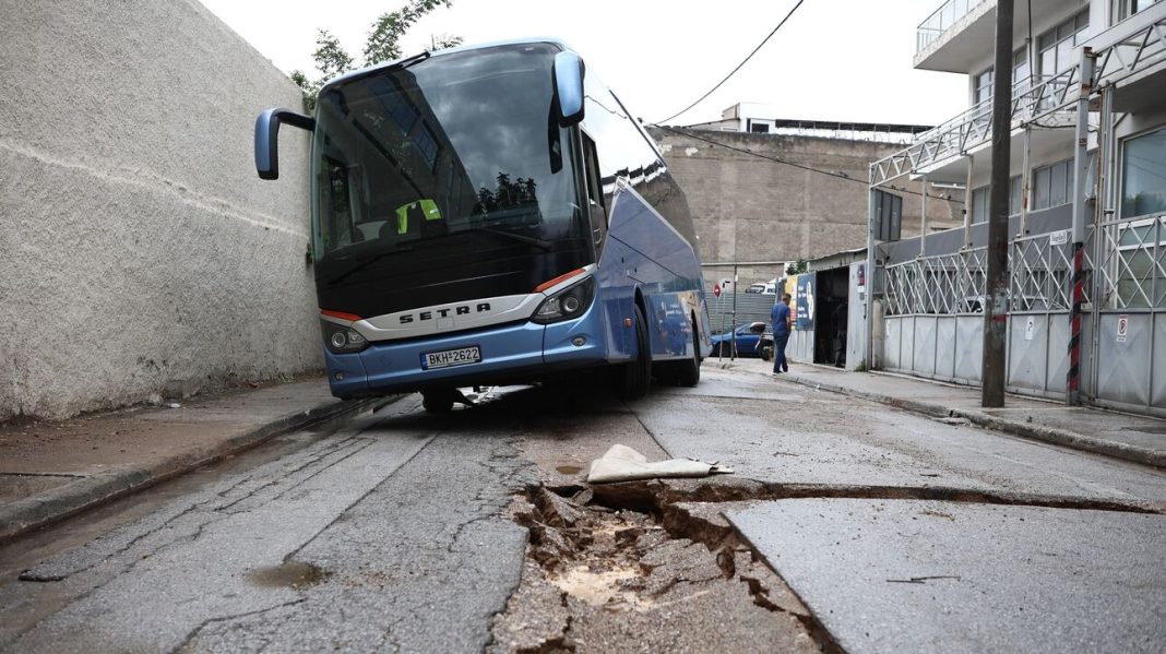 Κακοκαιρία Daniel: Καθίζηση δρόμου στο Μοσχάτο - Εγκλωβίστηκαν οχήματα