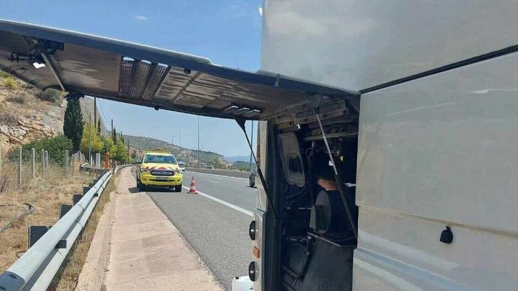 Μετωπική σύγκρουση φορτηγού με λεωφορείο του ΚΤΕΛ που μετέφερε επιβάτες