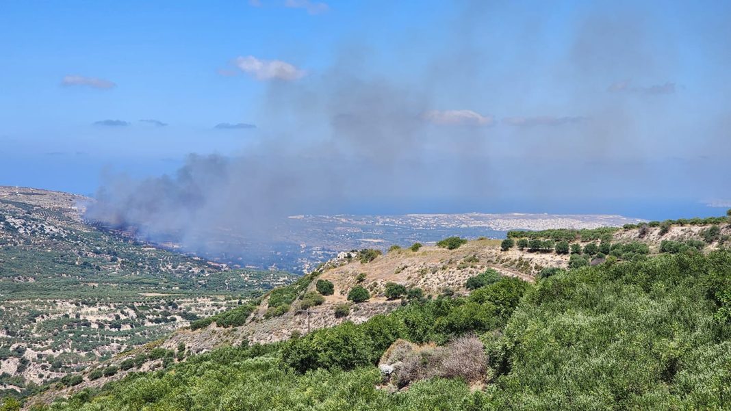 Μεγάλη πυρκαγιά στη Σητεία – Σηκώθηκε ελικόπτερο