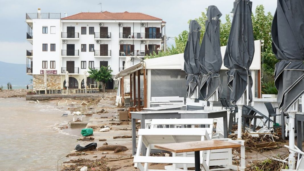 Xωρίς πόσιμο νερό ο Βόλος για 13η ημέρα – Με τη βοήθεια του «Τyphoon» ο καθαρισμός των ακτών