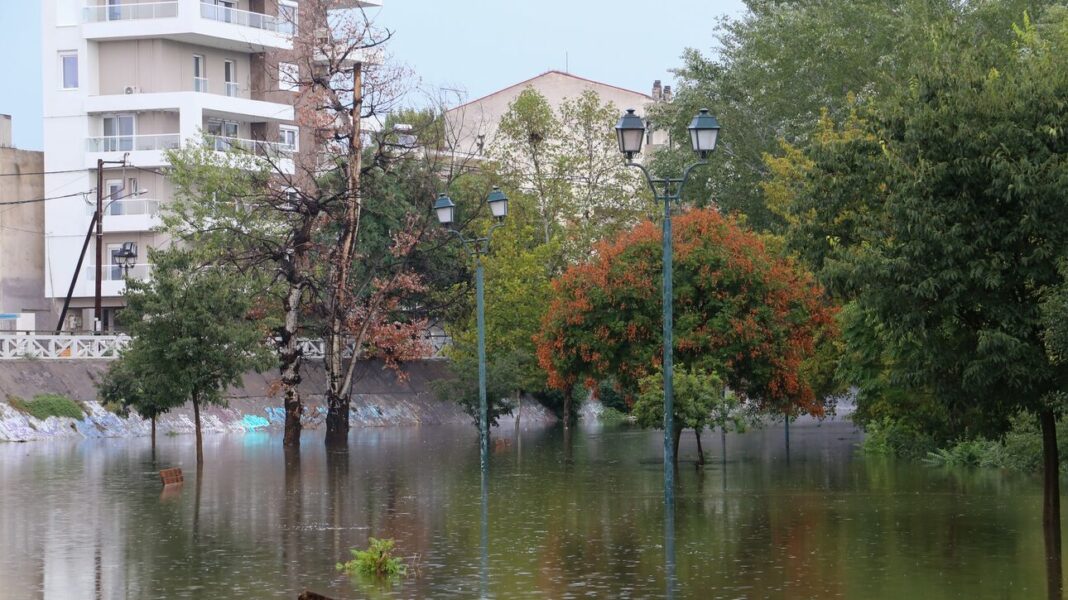 Υπερχείλισε ο Πηνειός - Τα νερά μπήκαν στη Λάρισα, εκκενώνονται χωριά