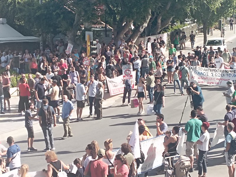 Συγκεντρώθηκαν στην Πλατεία Δημοτικής Αγοράς και διαμαρτυρήθηκαν για το νέο εργασιακό νομοσχέδιο