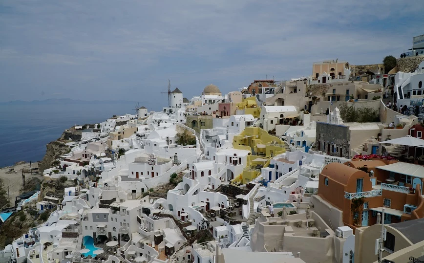 Deutsche Welle: Ρεκόρ τουριστών στην Ελλάδα το καλοκαίρι – Οι φωτιές δεν πτόησαν τους παραθεριστές