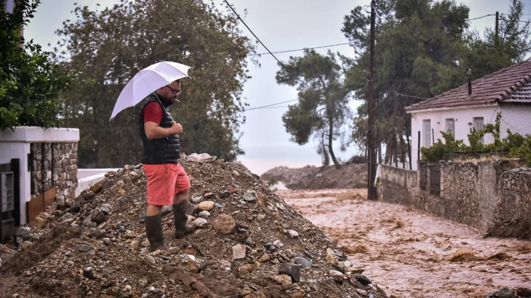 Επισκεύαζε στέγη σπιτιού από τη χαλαζόπτωση και έπεσε στο κενό