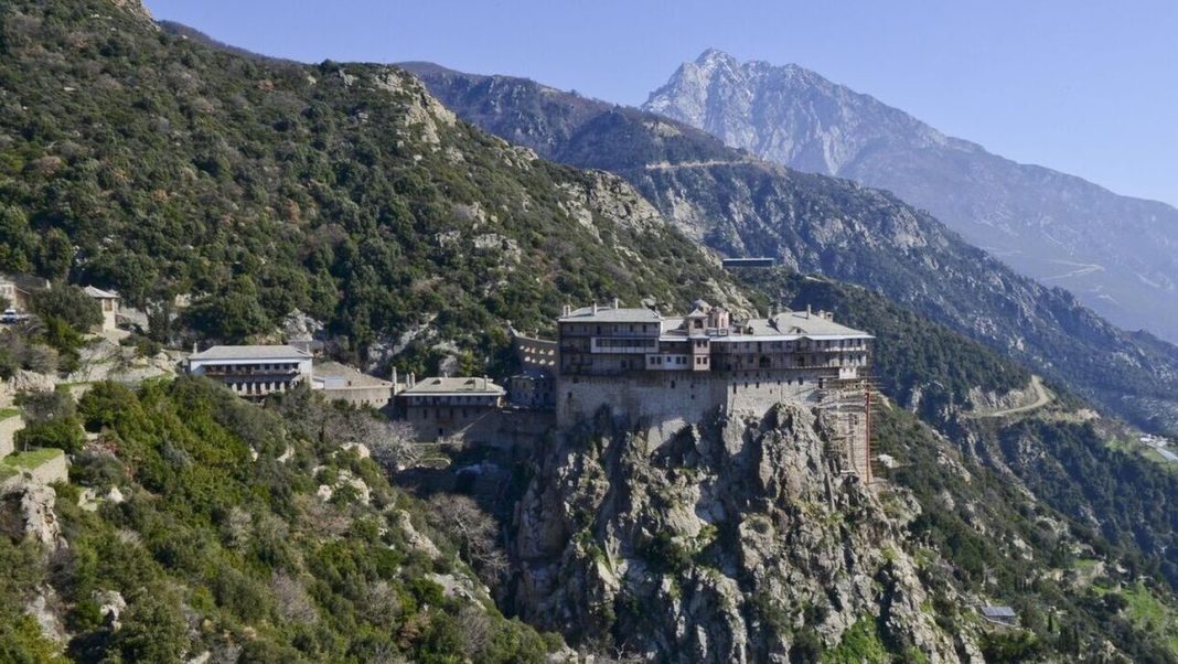 Ελεύθερος ο μοναχός που βιαιοπράγησε στο Άγιο Όρος - Αναβλήθηκε η δίκη του