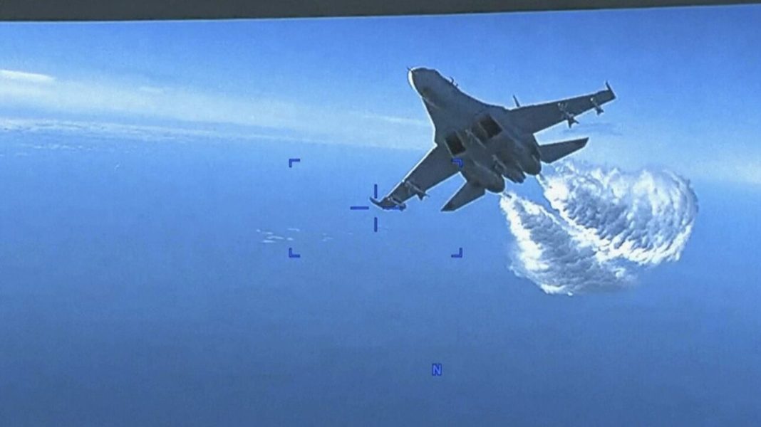 AP23075371153266 Ρώσος πιλότος εκτόξευσε -κατά λάθος- πυραύλους κατά βρετανικού κατασκοπευτικού