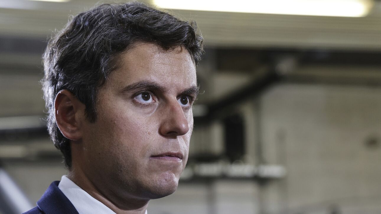 Ο Γάλλος υπουργός Παιδείας υπέρ της στολής στα σχολεία - Τέλος η μουσουλμανική αμπάγια