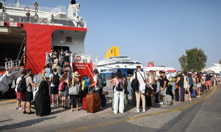 Ακτοπλοΐα: Η Αθήνα μετακόμισε στα νησιά – Ρεκόρ επιβατών στα λιμάνια