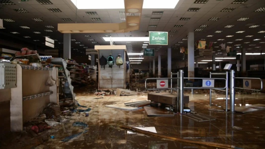 «Εξαφανίστηκε» ΑΤΜ από πλημμυρισμένο σουπερμάρκετ