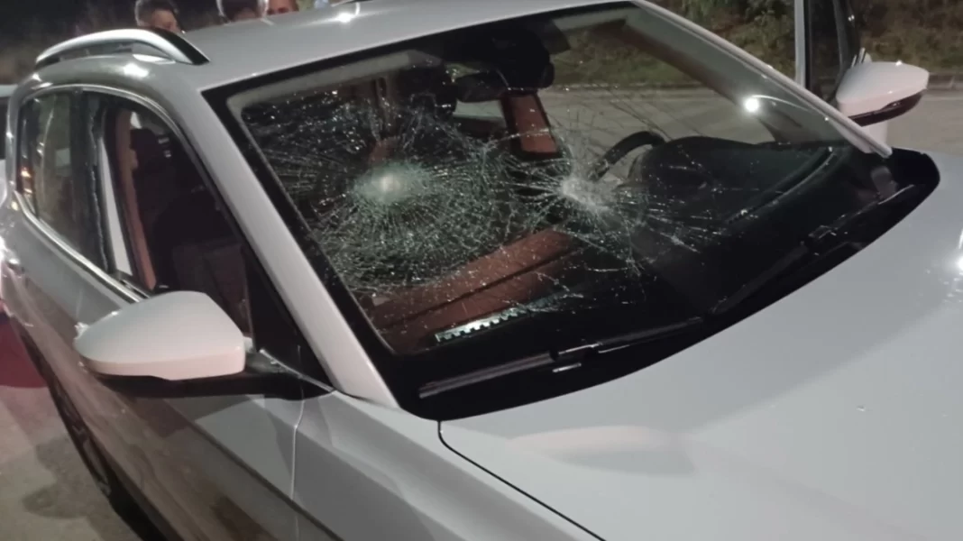 Άγνωστοι έστησαν ενέδρα και έσπασαν τα τζάμια στο αυτοκίνητο Δημάρχου