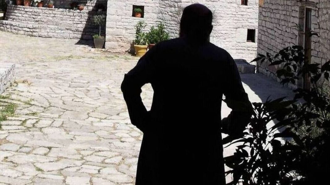 Συνελήφθη ιερέας που απειλούσε 12χρονο με ξύλινη βέργα