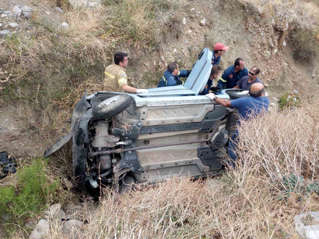 Κρήτη: Αυτοκίνητο έπεσε σε χαντάκι 10 μέτρων - Εγκλωβίστηκαν δύο άτομα (εικόνες)