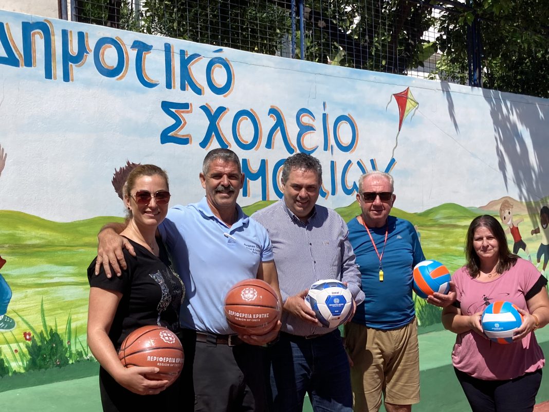 2.500 μπάλες από την Περιφέρεια Κρήτης στα σχολεία Πρωτοβάθμιας Εκπαίδευσης του νησιού για την ενίσχυση του σχολικού αθλητισμού