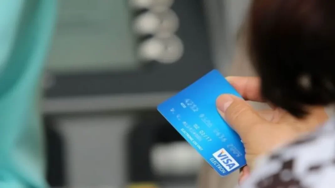 Άρπαξαν τσάντα με τραπεζική κάρτα και έκαναν τρεις αγορές