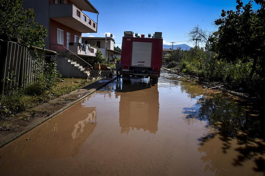 Κρήτη: Πλημμύρισαν δρόμοι στη Νέα Χώρα – Προβλήματα και σε άλλες περιοχές