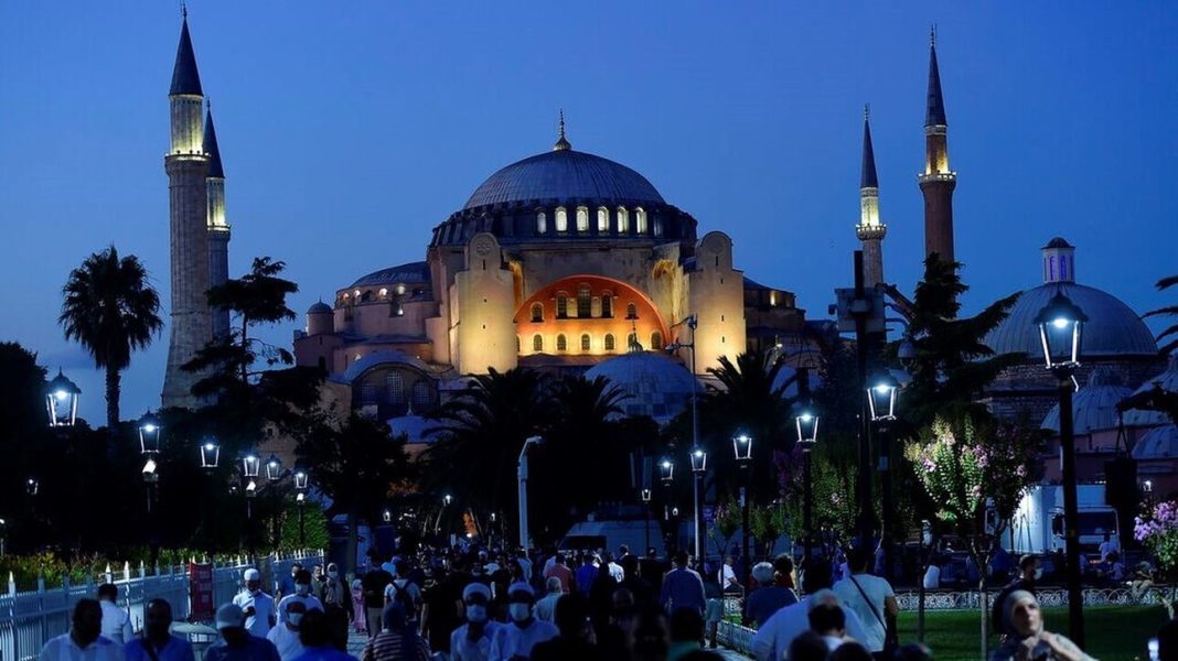 Η Τουρκία διαψεύδει τις φήμες περί κλεισίματος της Αγίας Σοφίας: «Το τέμενος θα είναι ανοιχτό»