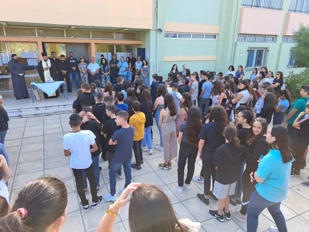 Σε σχολεία των Χανίων ο Νίκος Καλογερής για τον καθιερωμένο αγιασμό