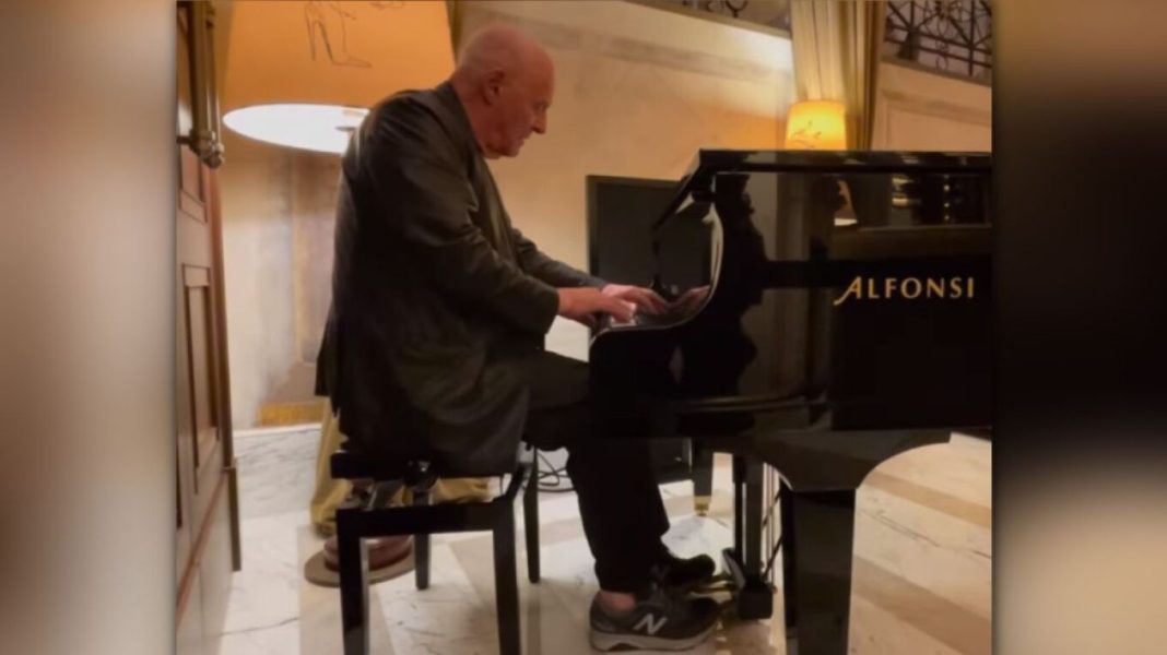 Viral το βίντεο με τον Άντονι Χόπκινς να παίζει πιάνο σε ένα άδειο λόμπι ξενοδοχείου