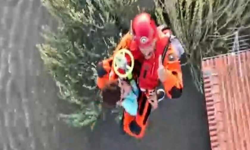 Κακοκαιρία Daniel: Συγκλονίζουν τα βίντεο με απεγκλωβισμούς από κομάντος με Super Puma