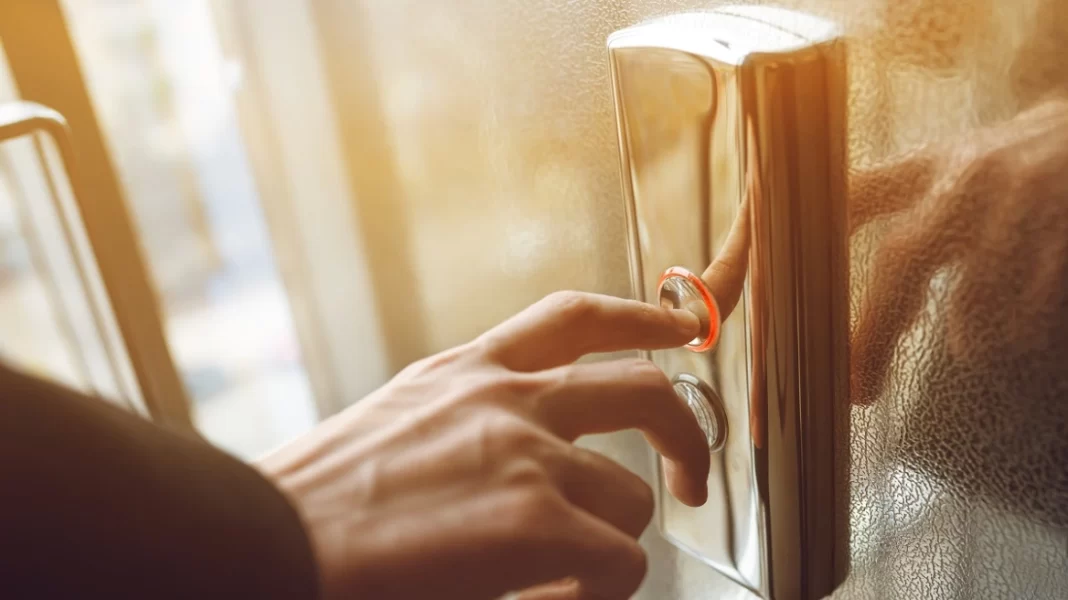 Πήγε να μπει σε ασανσέρ και κατέληξε στο κενό… γιατί δεν υπήρχε θάλαμος