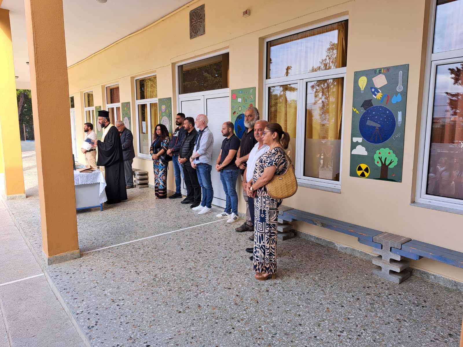 Στα σχολεία του Ασημίου, για τον αγιασμό, ο Μιχάλης Κοκολάκης