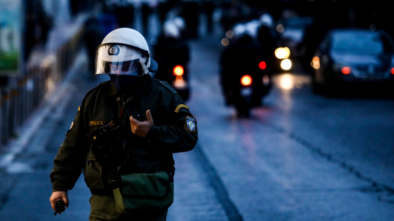 Δικογραφία σε 17χρονο και 40χρονο για επίθεση σε αστυνομικούς - Παραλίγο να κάψουν το περιπολικό