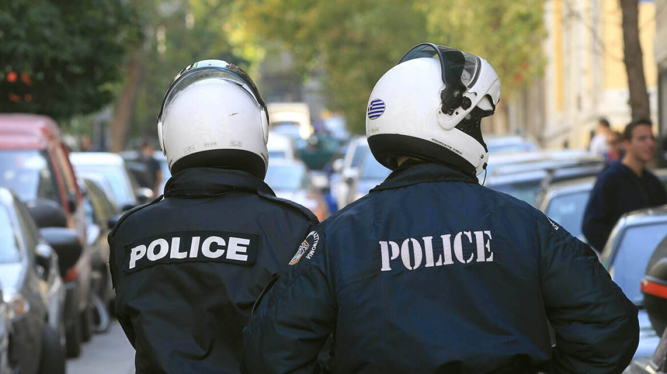 Δύο αστυνομικοί τραυματίστηκαν, όταν διαρρήκτες τους επιτέθηκαν με πέτρες
