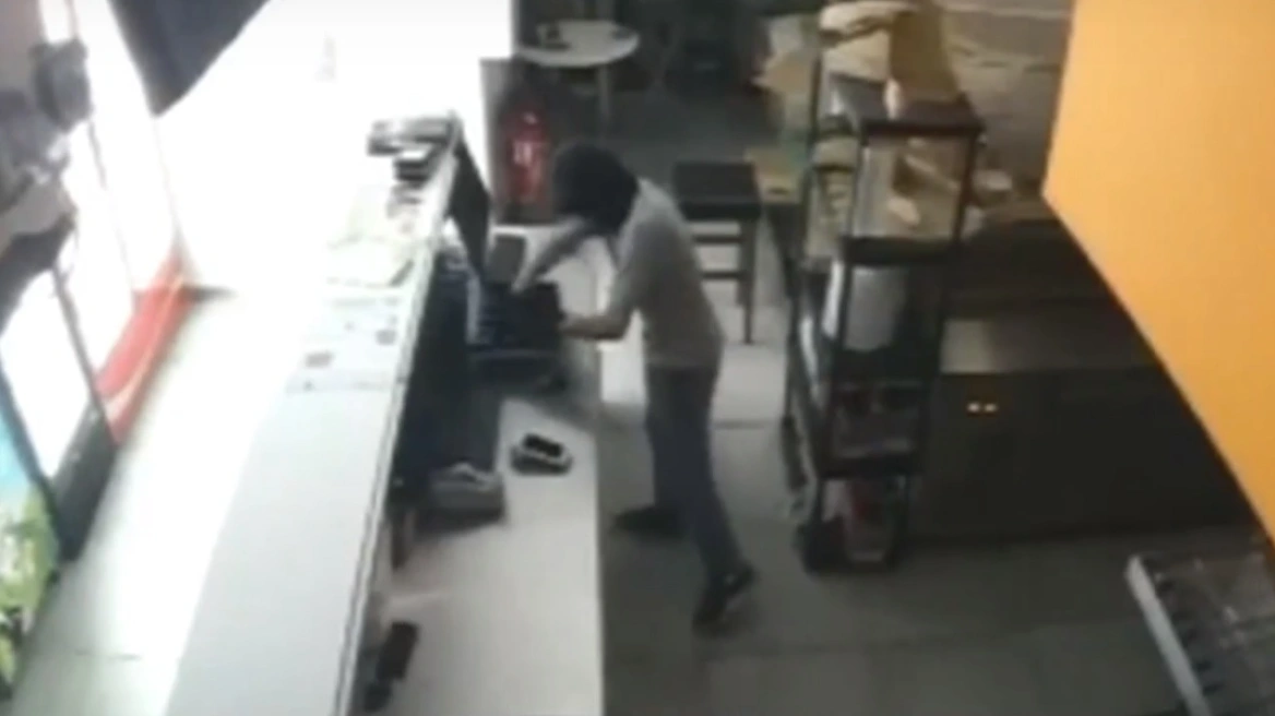 Η στιγμή που 45χρονος διαρρήκτης «αδειάζει» κατάστημα εστίασης (βίντεο)