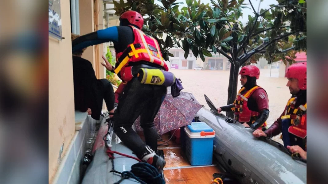 Κακοκαιρία Daniel: «Βιβλική καταστροφή. Βγάζαμε τις γιαγιάδες από τα παράθυρα» – Τι λένε διασώστες