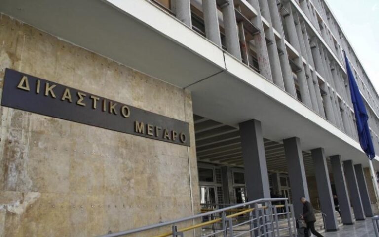 Καταδίκη ψυχιάτρου που καταδίωξε με αυτοκίνητο την εν διαστάσει σύζυγό του και τα ανήλικα παιδιά τους