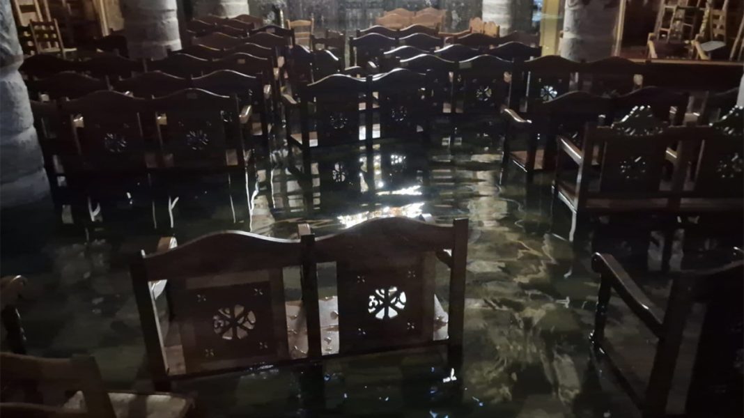 Κακοκαιρία Daniel - Καρδίτσα : Πλημμύρισε η εκκλησία στον Παλαμά - Με σκούπες στα χέρια διώχνουν τα νερά