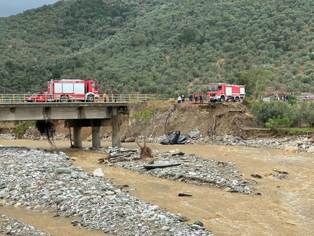 Κακοκαιρία Daniel: Τρεις γέφυρες κατέρρευσαν στη Θεσσαλία – Γέφυρες Μπέλεϋ στήνει ο στρατός