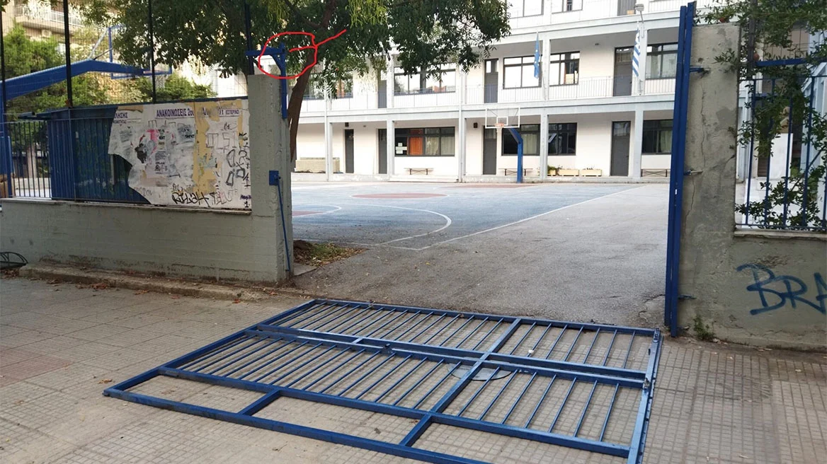 Καθηγήτρια τραυματίστηκε στο κεφάλι όταν κατέρρευσε η καγκελόπορτα του σχολείου