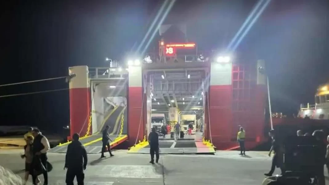fast-ferries7382 Έδεσε στο λιμάνι το «Fast Ferries Andros» με τους 731 επιβάτες ύστερα από 18 ώρες