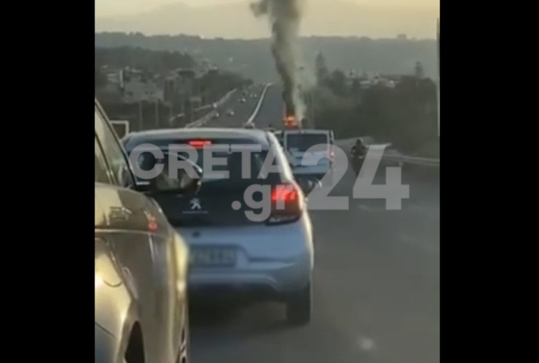 Ηράκλειο: Αυτοκίνητο τυλίχθηκε στις φλόγες εν κινήσει (βίντεο)