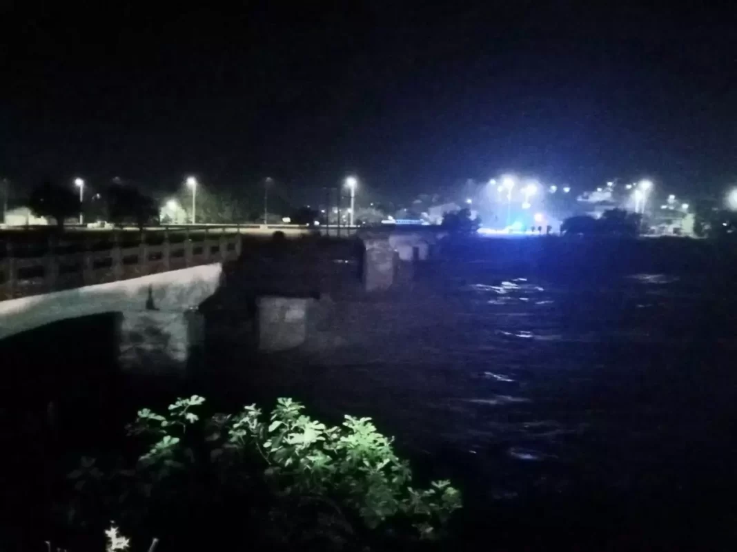 gefira Τρίκαλα: Κατέρρευσε η παλιά γέφυρα Αγίου Βησσαρίωνα – Κινδυνεύουν άνθρωποι στον Παραπόταμο