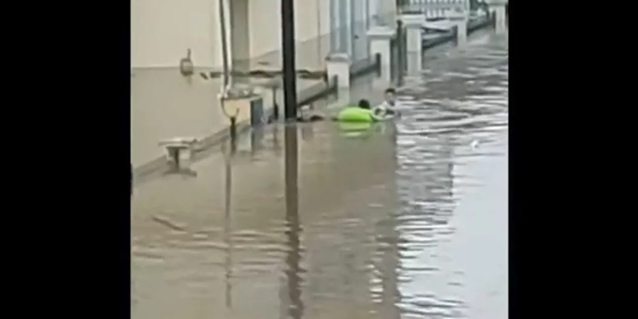 Συγκλονιστικό βίντεο από πλημμυρισμένο χωριό της Καρδίτσας: Πατέρας σώζει με φουσκωτό στρώμα τα παιδιά του