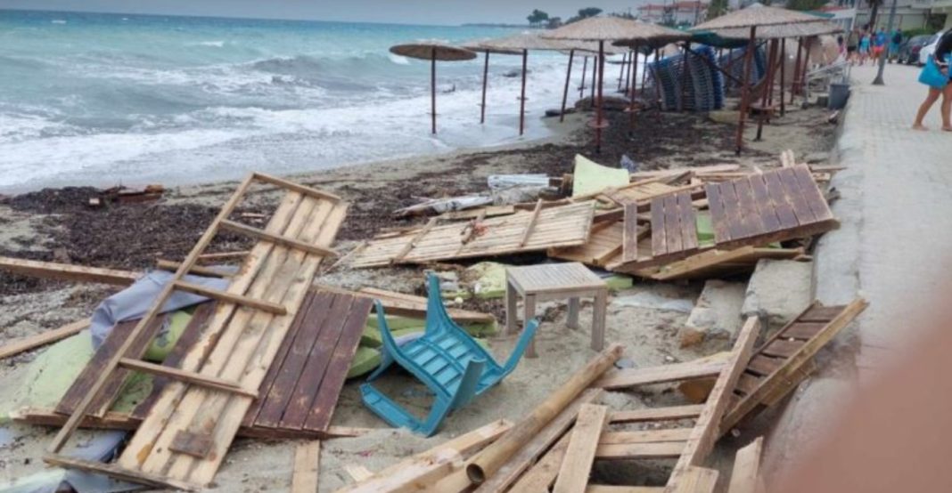 Κακοκαιρία Daniel - Χαλκιδική: Η θάλασσα μπήκε σε σπίτια και καταστήματα στο Πευκοχώρι