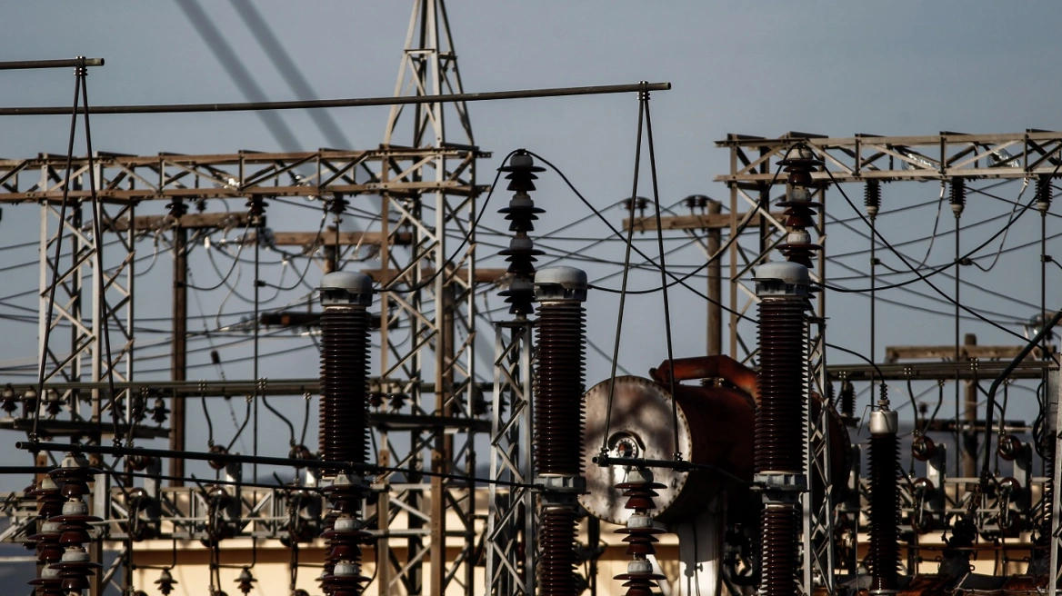 Κατακόρυφη μείωση τιμών ηλεκτρισμού και φυσικού αερίου τον Αύγουστο