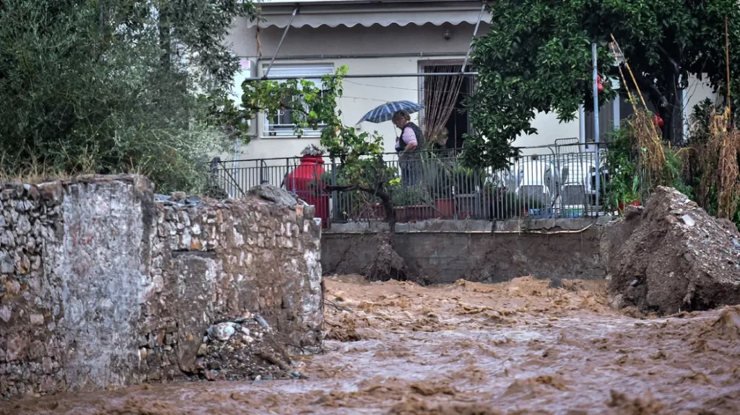 Βόλος: «Λιμνούπολη» από την κακοκαιρία: Ποτάμια οι δρόμοι, εκατοντάδες απεγκλωβισμοί