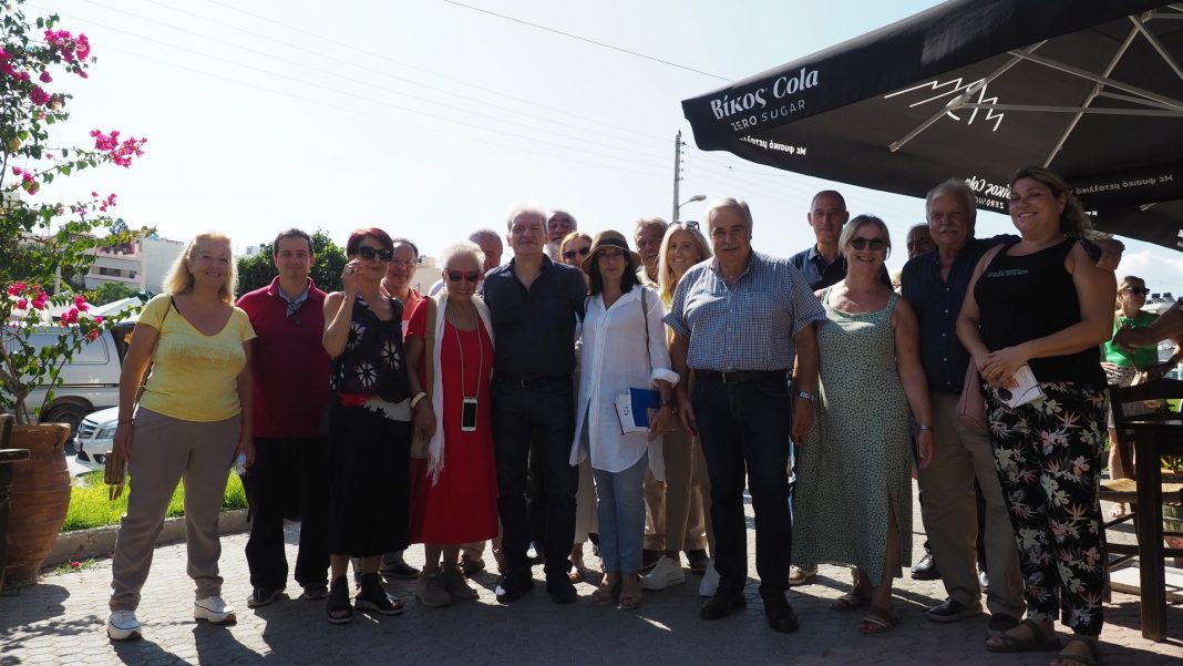 Κλίμα ενθουσιασμού κατά την επίσκεψη του Αλέξη Καλοκαιρινού στην λαϊκή αγορά των Πατελών