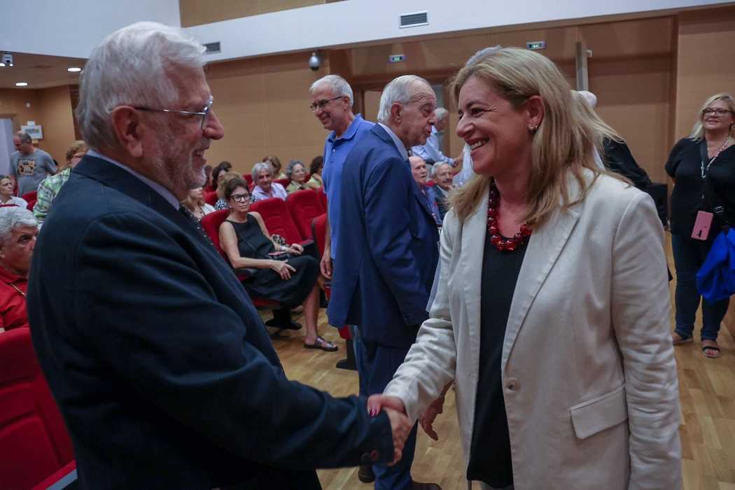 Στην τελετή απονομής του «Βραβείου Ηθικής Τάξεως» στον Στέφανο Τραχανά, η Μαρία Καναβάκη