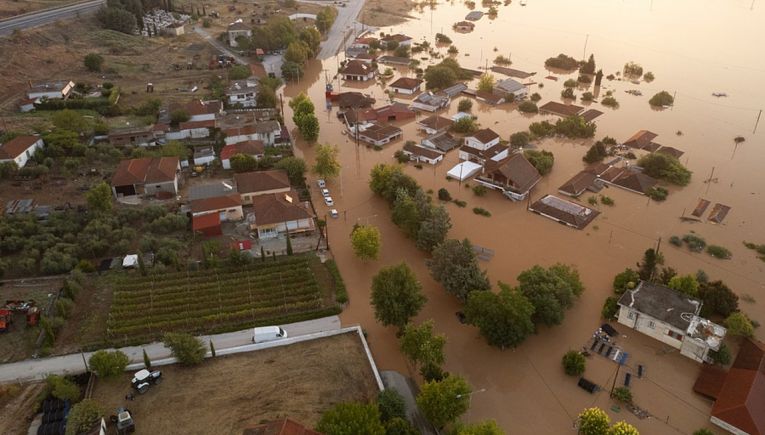 Επεκτείνεται κατά 6 έως 12 μήνες η προστασία από κατασχέσεις και οφειλές των πληγέντων από θεομηνίες