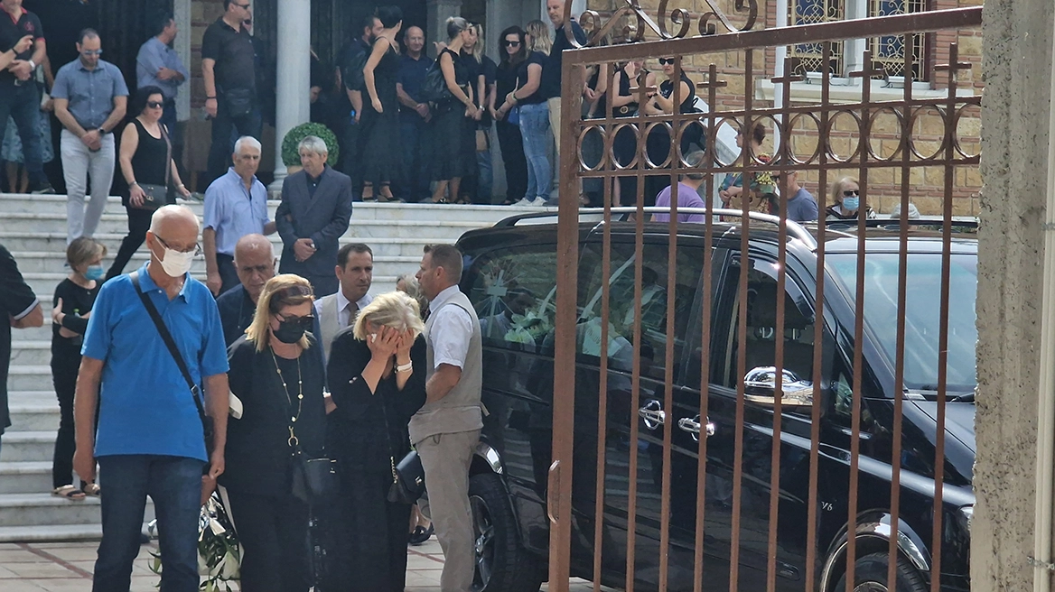 «Γιατί το έκανες αυτό» – «Παγωμάρα» στην κηδεία του αστυνομικού που σκότωσε την πρώην σύζυγό