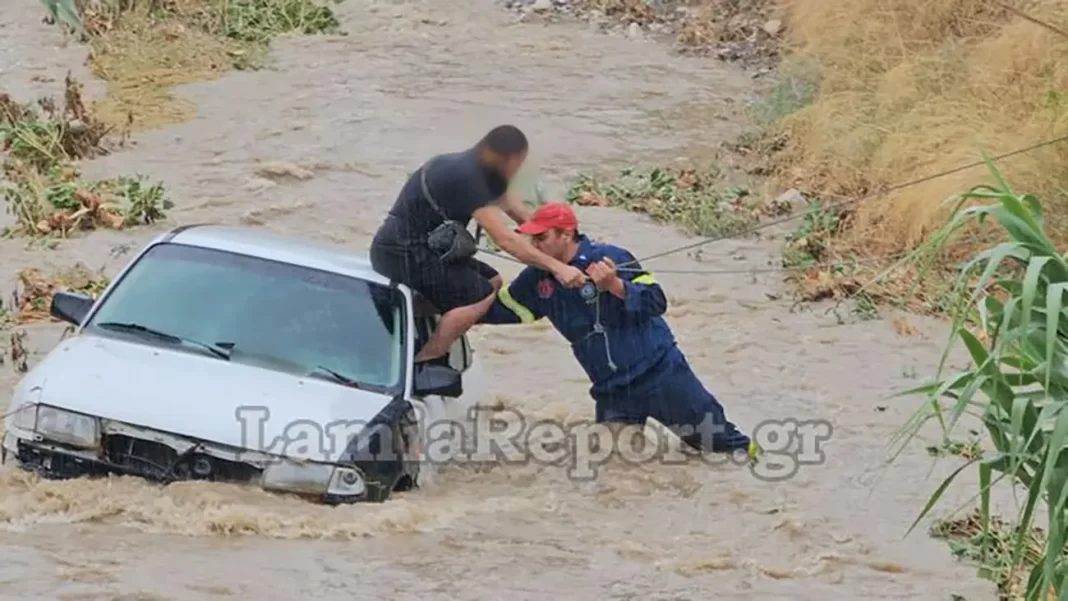 Λαμία: Η στιγμή διάσωσης οδηγού από τα ορμητικά νερά του Ξηριά