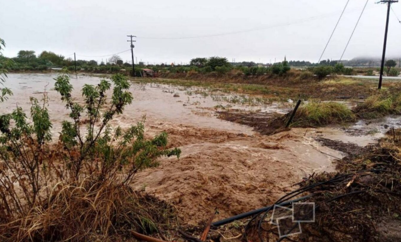 Ο Σπερχειός «φουσκώνει» και απειλεί κατοικημένες περιοχές στη Λαμία - Ψάχνουν ακόμη τον βοσκό στον Δομοκό