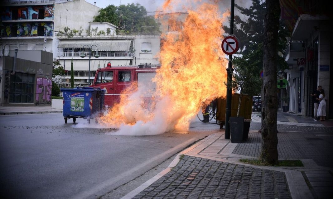 Πεδίο μάχης το κέντρο της Λάρισας – Σοβαρά επεισόδια στην πορεία διαμαρτυρίας για τις πλημμύρες